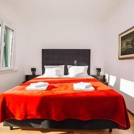 Central Beach Apartment *